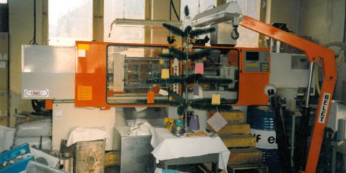 1995: First custom injection molding machine